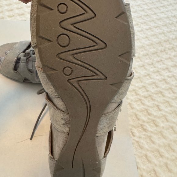 Earthies Silver/Gray gladiator Sandals. Worn one time. Very comfortable. Size 8. - Picture 5 of 5